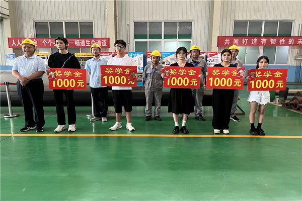 濟南天盟熱噴塗公司是一家關注員工和學生福利企業，不僅致力於技術的傳承，更關注著學生的成長和發展。在公司董事長的關懷下，不僅提供了1000元的企業學生援助，還為學生們提供了溫暖的幫助和支持。  濟南天盟董事長薛雲領上台致辭，考上大學是人生關鍵轉折點，也是一個新的起點。集團公司非常關心職工子弟的健康成長，多年來一直用愛心助學的方式，幫助集團內員工的子女順利完成學業，為社會培育人才，為職工解決後顧之憂。在公司董事長的致辭中，他強調了企業的社會責任和對員工和學生的關愛。他表示，企業不僅要在技術和產業上不斷創新，更要關注員工和學生的成長。因此，公司決定設立了1000元的企業學生援助，幫助學生順利完成學業。這一舉措得到了員工和學生的一致好評，也展現了濟南天盟熱噴塗公司作為一家關愛型企業的形象。   愛心企業助學-濟南天盟.jpg  同時一位優秀的學生代表分享了自己的成長故事。他表示，在濟南天盟熱噴塗公司的關懷下，他得到了不僅是物質上的幫助，更是精神上的支持。他感謝公司為他提供的學習機會和成長平台，讓他能夠更好地發展自己的技能和能力。表示自己將努力學習，將來也會回報社會，傳承企業的關愛精神。  愛心企業助學-濟南天盟..jpg  濟南天盟熱噴塗公司作為一家關愛學生的企業，不僅在技術和產業上有著卓越的表現，更在關愛員工和學生方麵樹立了良好的榜樣。他們的舉措不僅體現了企業的社會責任，更展現了企業的人文關懷。通過這樣的舉措，濟南天盟熱噴塗公司為更多的企業樹立了良好的榜樣，也為學生提供了更多的成長機會。  在未來，希望更多的企業能夠關注員工和學生的成長，傳承企業的關愛精神，為社會的發展貢獻自己的力量。讓91丝瓜视频下载污共同努力，讓關愛之心在企業和社會中傳遞，讓更多的學生能夠得到幫助和支持，共同創造美好的未來。   愛心企業助學-濟南天盟.jpg.jpg